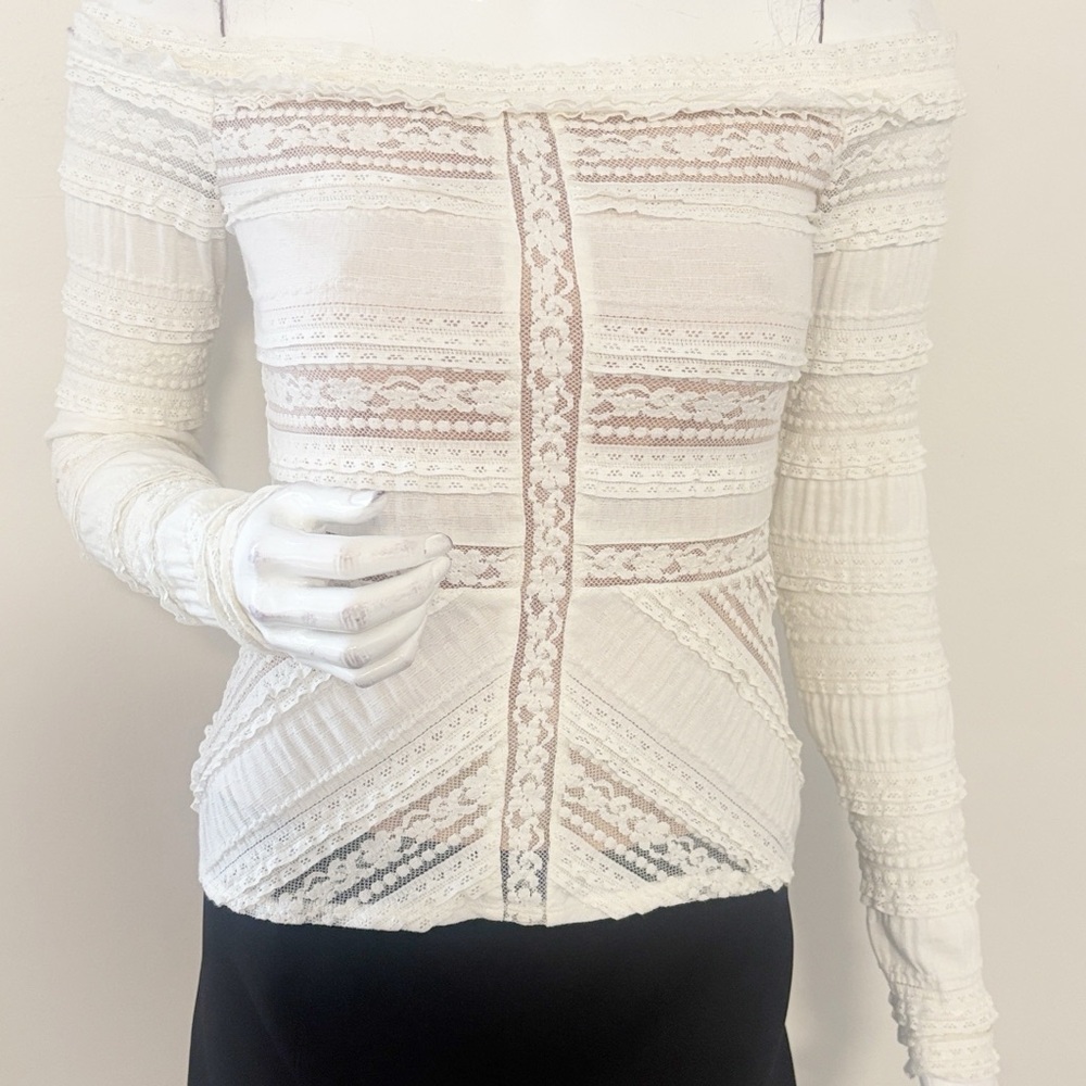 Cinq à Sept Fitted White Lace Off-Shoulder Blouse Going out Top